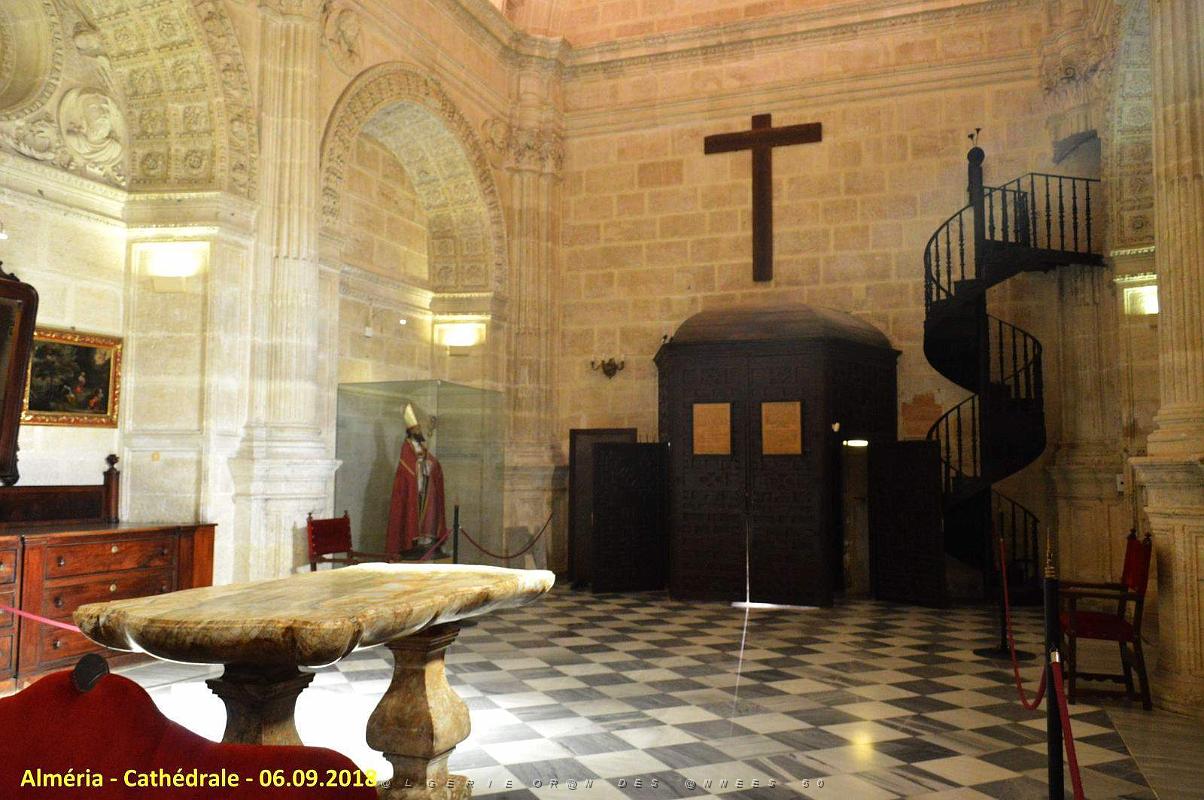 28 LA CATHEDRALE ET LE FORTERESSE DE L INCARNATION (89).JPG